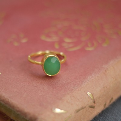 GEM RING: Oval Green Chrysoprase 